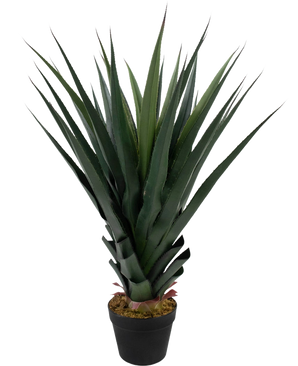 La Plante Artificielle Agava Pandora UV 85 cm possède de longues feuilles vertes pointues aux pointes rougeâtres, dans un pot noir sur un fond blanc uni.