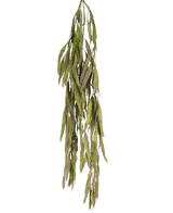 La plante artificielle suspendue Aloe Vera 102 cm possède des feuilles vertes longues et étroites aux bords dentelés qui retombent sur un fond blanc uni.
