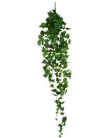 Le Lierre Artificiel 130 cm vert est un lierre artificiel suspendu avec des feuilles vertes en cascade sur un fond blanc uni.