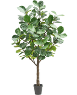 De Kunstboom Tabaksplant 270 cm is een hoge kunstboom met weelderige, grote groene bladeren en een stevige bruine stam, in een kleine zwarte pot tegen een effen witte achtergrond.