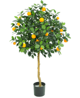 L'oranger artificiel de 120 cm d'Easyplants a des feuilles vertes luxuriantes et de nombreux fruits orange vif, présentés dans un pot sur un fond blanc uni.