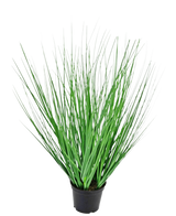 Le gazon artificiel oignon 50 cm ignifuge a de longues feuilles fines ressemblant à de l'herbe verte s'étalant vers l'extérieur à partir du centre, présentées dans un pot sur un fond blanc uni.