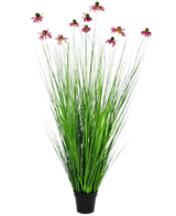 Le gazon artificiel chrysanthème 150 cm ignifuge a de longues et fines feuilles vertes ressemblant à de l'herbe et de longues tiges avec des fleurs roses ressemblant à des marguerites, présentées dans un pot sur un fond blanc uni.