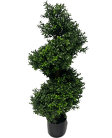 De Kunst Buxus Spiraal Romeinse stijl UV 90cm is een spiraalvormige kunst vormsnoeiplant met dicht groen blad in een zwarte pot, tegen een effen witte achtergrond.