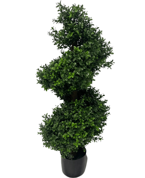 Le Buis Artificiel Spirale Style Romain UV 90 cm est une plante topiaire artificielle en forme de spirale avec des feuilles vertes denses dans un pot noir, sur un fond blanc uni.