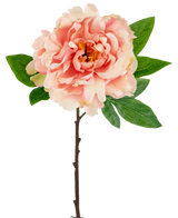 De Kunstbloem Pioenroos 61 cm zacht roze is een roze kunstpioen met gelaagde bloemblaadjes en een geel hart op een steel met groene bladeren, tegen een witte achtergrond.