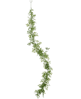 Le Vigne Artificiel Bambou 182 cm est une longue guirlande verte composée de petits brindilles et de feuilles, suspendue verticalement à un anneau métallique sur un fond uni blanc.