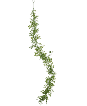 Le Vigne Artificiel Bambou 182 cm est une longue guirlande verte composée de petits brindilles et de feuilles, suspendue verticalement à un anneau métallique sur un fond uni blanc.