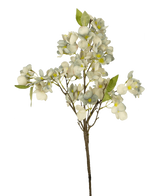 La fleur artificielle Blossom 64 cm bleue est une branche de fleur artificielle simple à tiges multiples avec des grappes de petites fleurs bleues et des feuilles vertes sur un fond blanc uni.