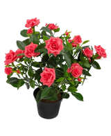 La plante artificielle Mini Rose UV 35 cm a un pot noir rempli d'une rose artificielle luxuriante avec plusieurs roses roses en fleurs et des feuilles vertes sur un fond blanc.