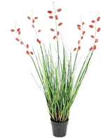 Un gazon artificiel ignifuge de mille-pattes de 100 cm avec de longues et fines feuilles vertes et de hautes tiges avec des panaches rose-rouge, présentées sur un fond blanc.