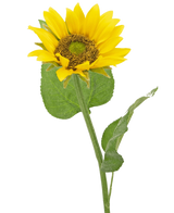 De Kunst Zonnebloem Deluxe 52 cm is een kunstzonnebloem met heldergele bloemblaadjes, een donkerbruin hart en groene bladeren op een lange steel, gefotografeerd tegen een effen witte achtergrond.