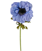 Une seule fleur artificielle d'anémone de 35 cm bleue avec des pétales bleus volants, un cœur foncé et une tige verte avec quelques feuilles sur fond blanc.